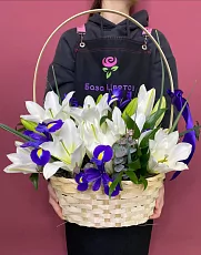 Корзина с лилией и ирисом 