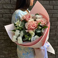 Авторский букет с альстромерией и розами 