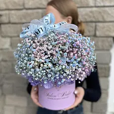 Букет живых цветов из радужной гипсофилы в нежной шляпной коробке