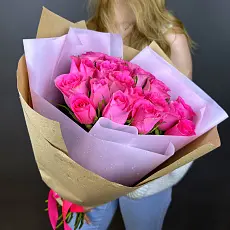 Букет живых цветов из 21 розовой розы в дизайнерской упаковке