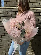 Букет живых цветов из розовых гортензий с эвкалиптом в дизайнерской упаковке