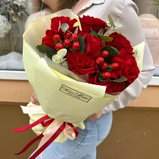 Цветы - красные розы и гиперикум