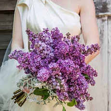 Композиция для невесты с сиренью 