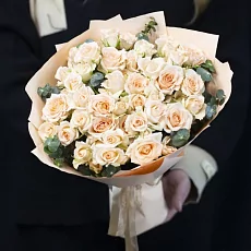 11 кустовых бежевых роз в упаковке 