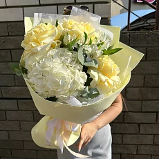 Розы и нежные альстромерии