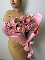Букет живых цветов из 7 Розовых альстромерий оформленный в дизайнерскую упаковку