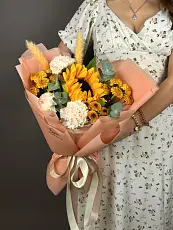 Солнечный букет с подсолнухом и диантусами