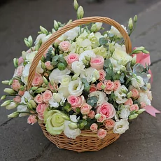 Корзина цветов белых и розовых