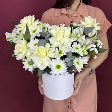 Композиция живых цветов с хризантемой и белыми розами