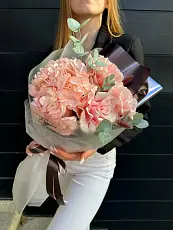 Букет живых цветов с гортензией и французскими розами