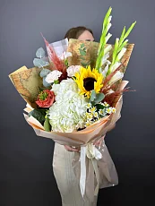 Букет с гортензией белой и подсолнухом