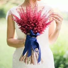 Букет невесты из красной Астильбы