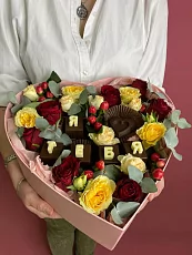 Шляпная коробка красных и белых роз с конфетами