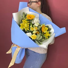 Букет с подсолнухами и эустомой 