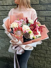 Букет из протей и роз 