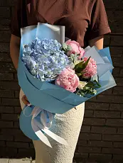 Букет с гортензией и ароматными пионами 