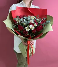 Букет с альстромерией и розами