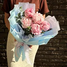 Букет живых цветов из 5 Пионов оформленный в крафтовую бумагу