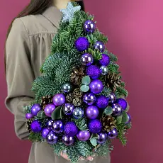 Цветы живые, Новогодняя композиция из с нобилисом "Елка с фиолетовыми шарами"
