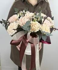 Букет живых цветов с кружевными диантусами в шляпной коробке