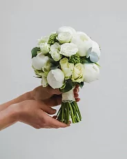 Свадебный букет с белоснежными пионами