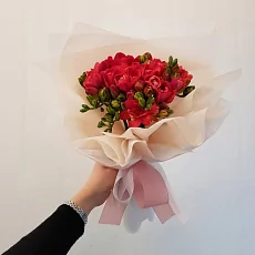 15 Красных Фрезий в упаковке