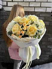 Букет с розами и гортензиями