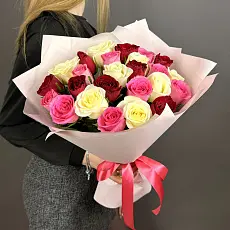 Нежный букет живых цветов из 25 разноцветных роз в дизайнерской упаковке