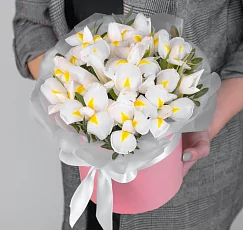 Букет белых ирисов в коробке