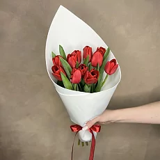 Букет из 11 рубиновых тюльпанов