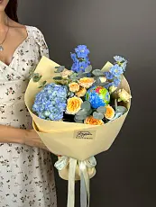 Букет с голубой гортензией и глобусом 