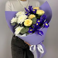 Нежный Букет живых цветов с ирисами и кустовой розой в авторской упаковке