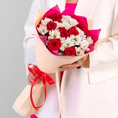 Букет из красных роз и белых хризантем 