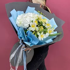Букет с гортензией и тюльпанами