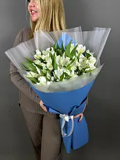 Букет живых цветов из 15 белых альстромерий в дизайнерской упаковке