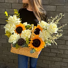Корзина с розами и подсолнухами 