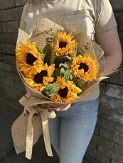 Букет живых цветов из 5 подсолнухов оформленный в дизайнерскую упаковку