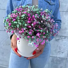 Композиция живых цветов с гипсофилой