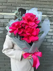 Букет живых цветов из 3 французских роз с эвкалиптом