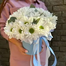 Композиция живых цветов с кустовой хризантемой