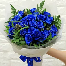 Синие розы в дизайнерской упаковке