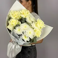 Авторский букет с кустовой хризантемой и розами 