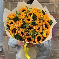 Букет из 19 Подсолнухов и солидаго