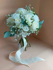 Букет невесты с пионовидными розами и эустомой