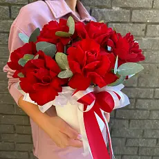 Букет живых цветов с французской красной розой и эвкалиптом в шляпной коробке