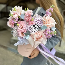 Шляпная коробка с гортензией и лотосом 