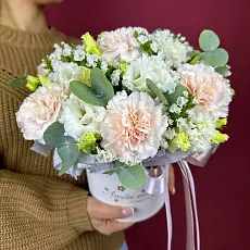 Букет живых цветов с диантусом (гвоздикой) и эустомой в шляпной коробке