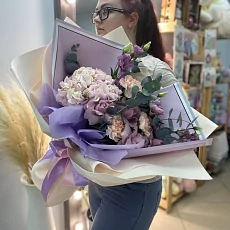 Букет с гортензией и диантусом 