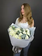 Букет живых цветов из диантусов и роз