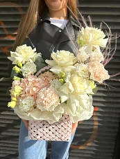 Корзина с гортензией и розами 